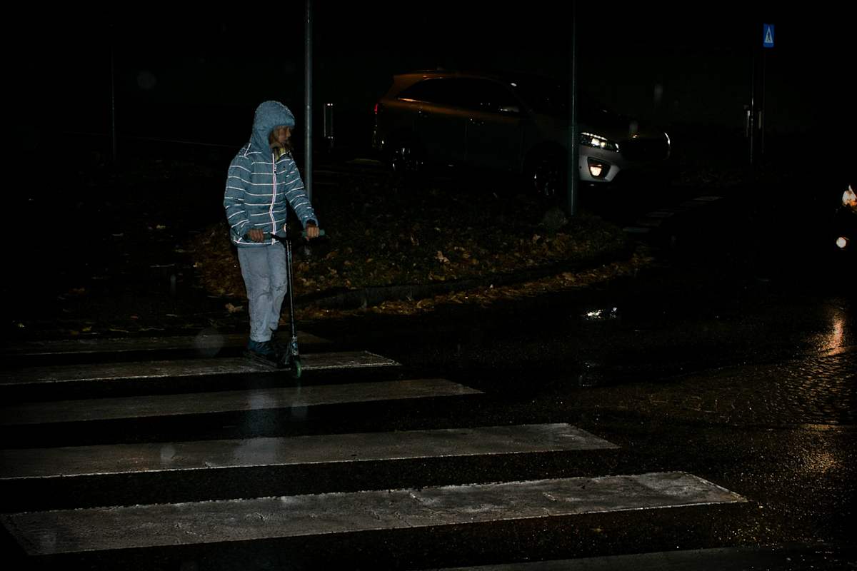 Kind mit der Glow Jacke von Namuk in der Nacht