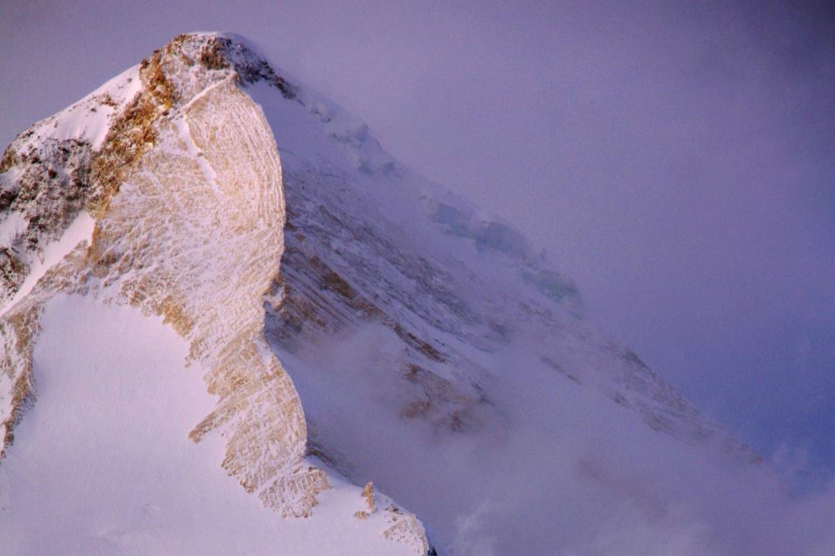 „Herrscher des Himmels“: Der Khan Tengri von Südwesten. Die Normalroute verläuft links entlang der Marmorrippe