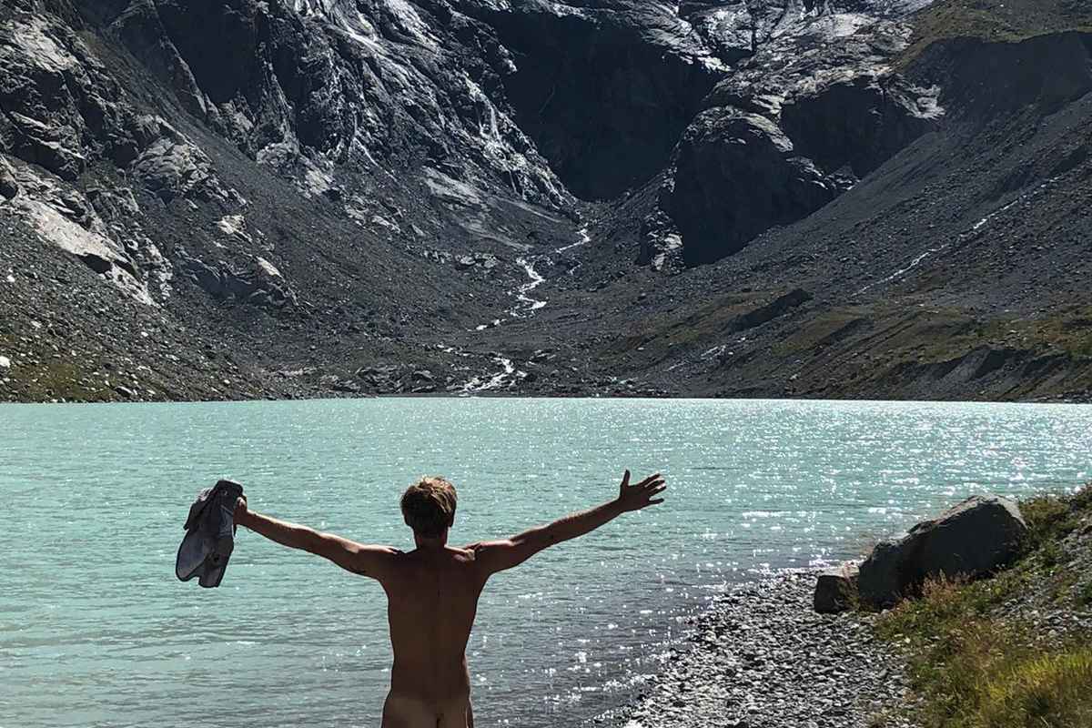 Pure Freiheit: Nacktschwimmen im Gletscherssee