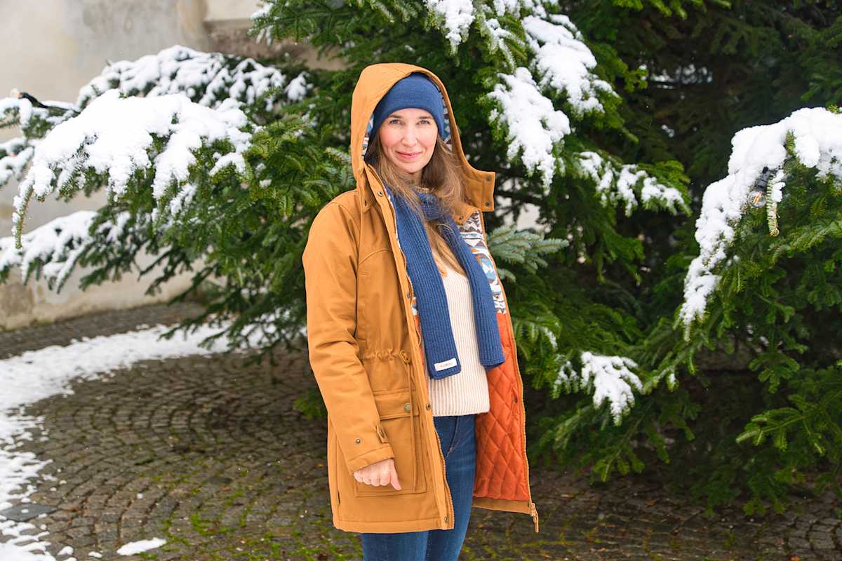 Frau mit Parka im Winter