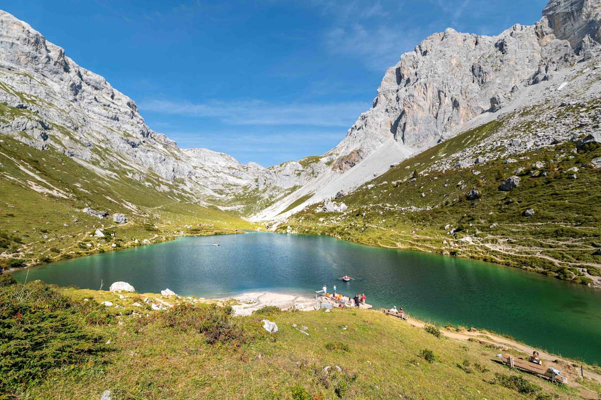 Der Partnunsee wird umringt von schroffen Felswänden.