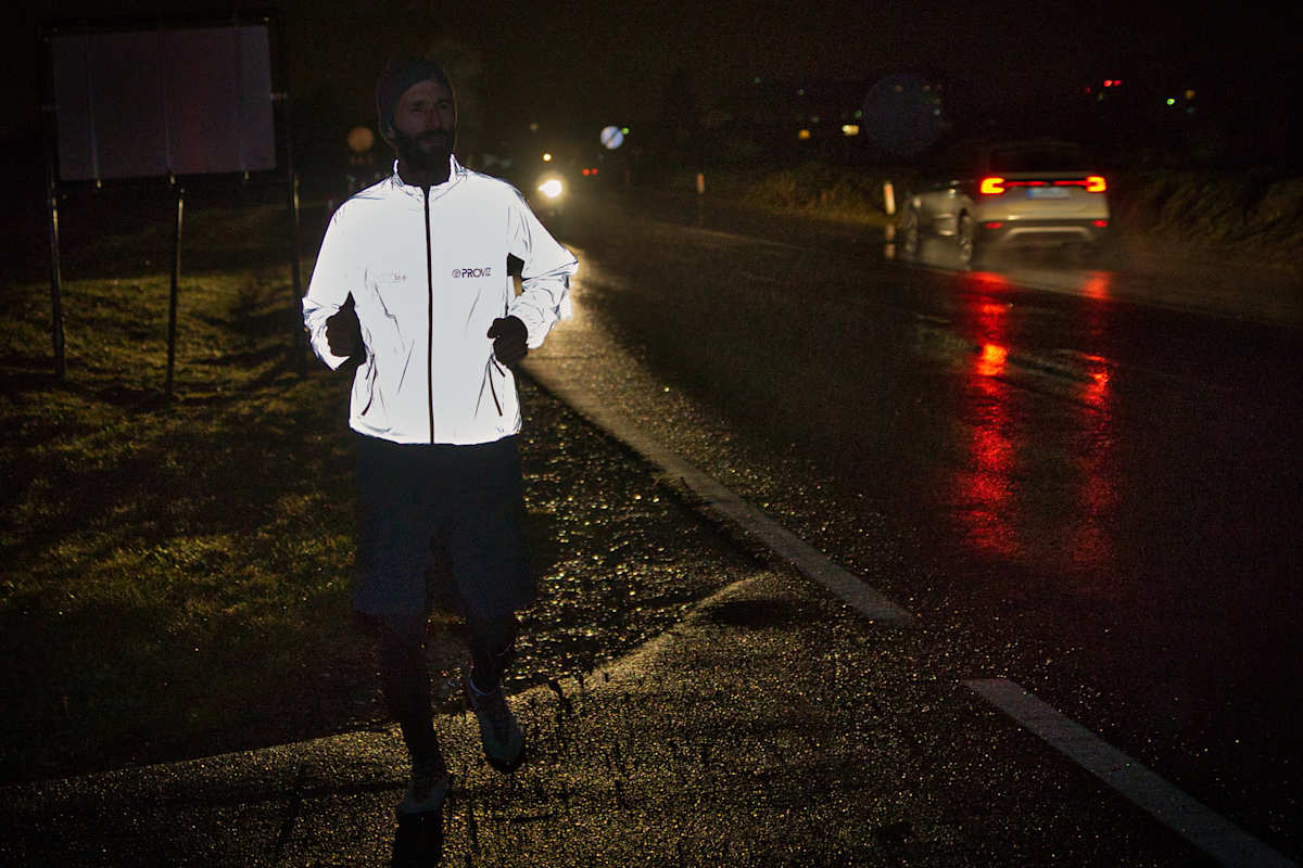 Läufer mit „Reflect“ Jacke von Proviz im Dunklen