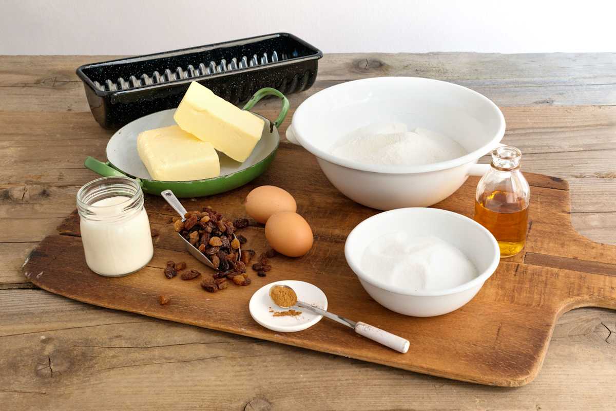 Zutaten für den Lungauer Rahmkoch: Butter, Mehl, Zucker, Eier, Rosinen, Rum, Zimt und Schlagobers
