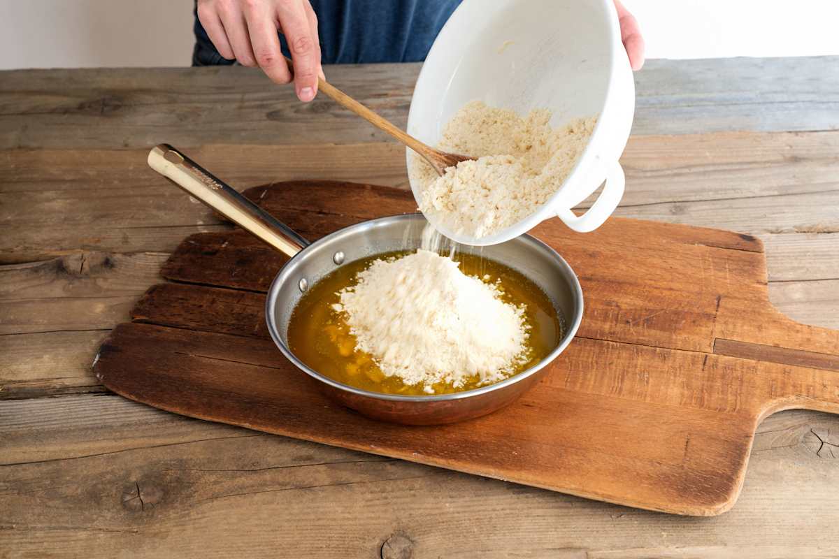 Lungauer Rahmkoch Rezept: Mehl-Obers-Gemisch wird mit flüssiger Butter vermengt