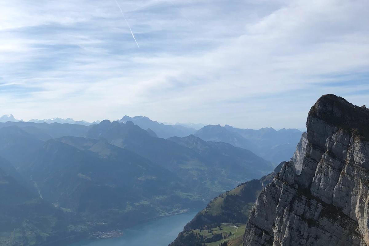 Blick vom Zuestoll (2.234 m) in Richtung Westen über den Walensee