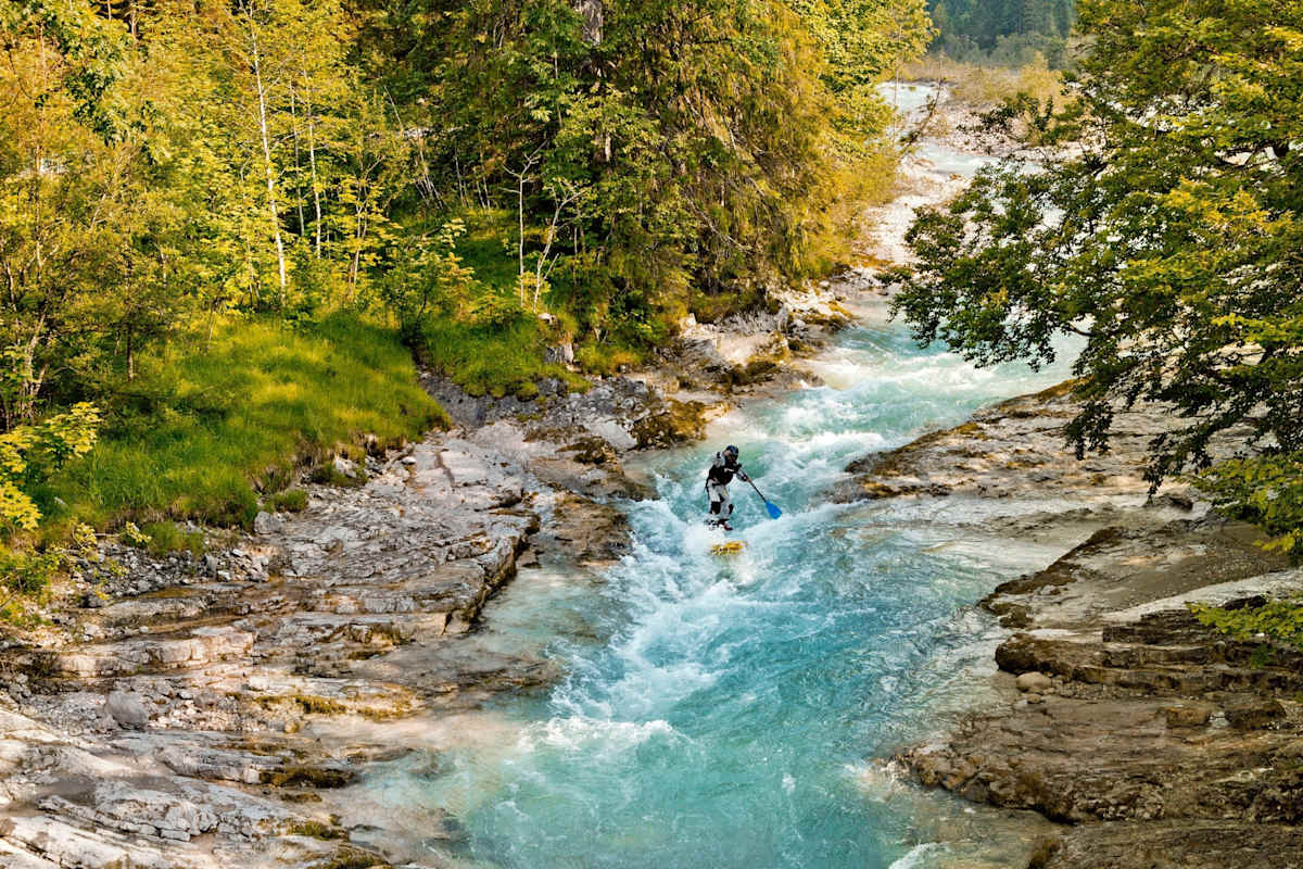 Ein Paddler während einer schwierigen Passage.