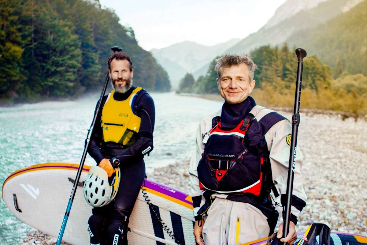 Zwei Paddler am Fluss.