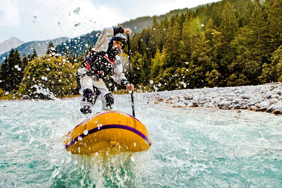 Ein Sportler im Wildwasser.