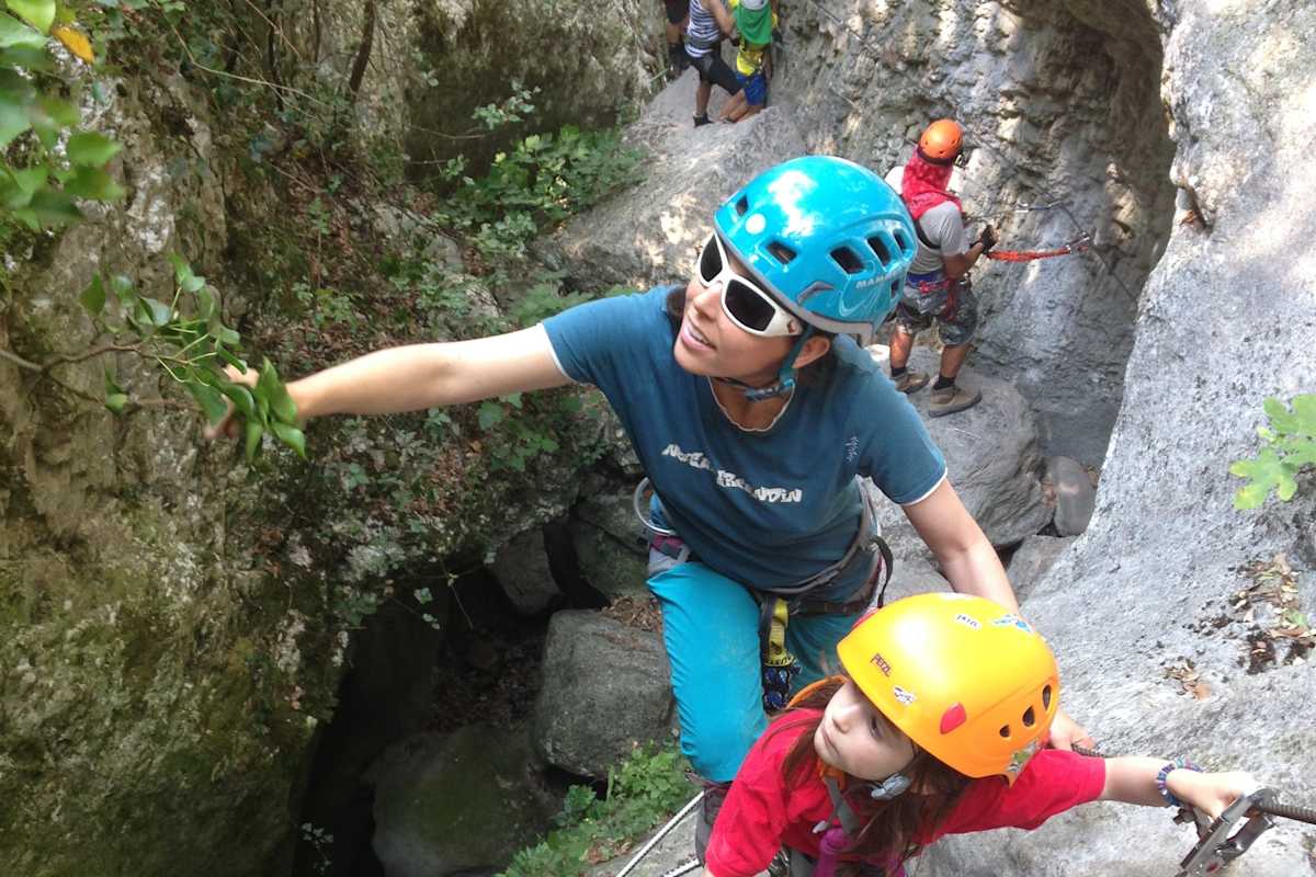 Begleitperson mit Kind im Klettersteig