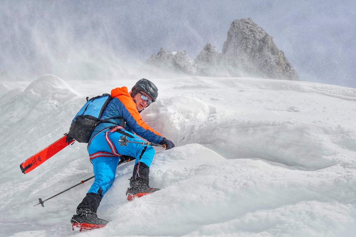 Skibergsteiger mit den XLC Nanotech Steigeisen von Camp