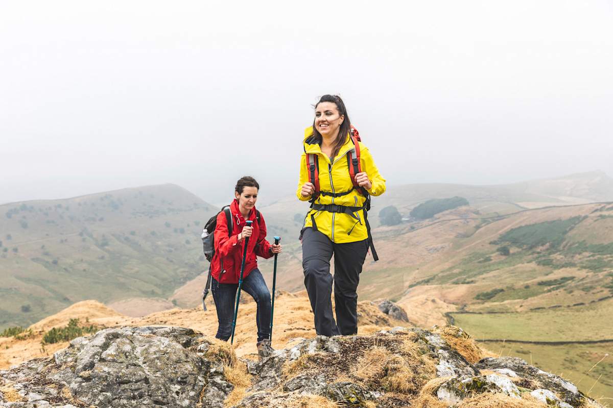 Zwei Frauen beim Wandern