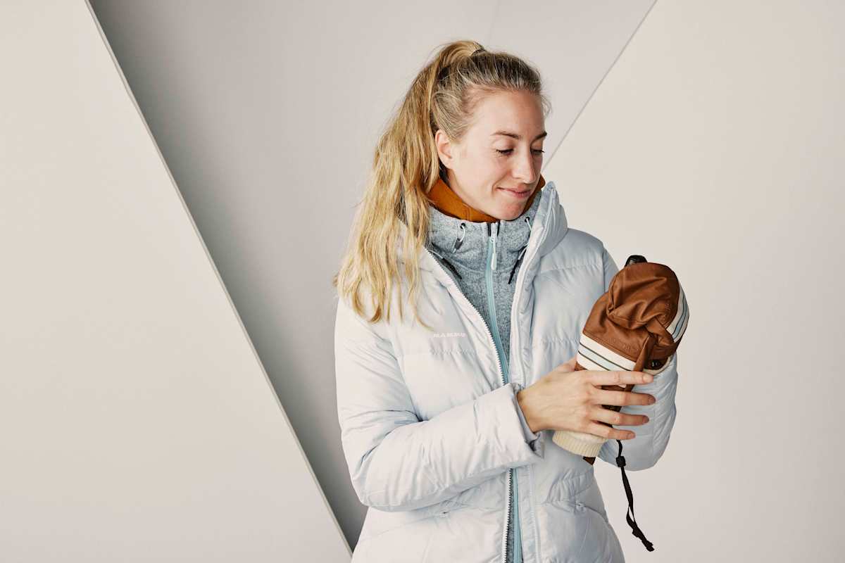 Daunenparker, Fleecejacke und Fäustlinge für die kalte Jahreszeit