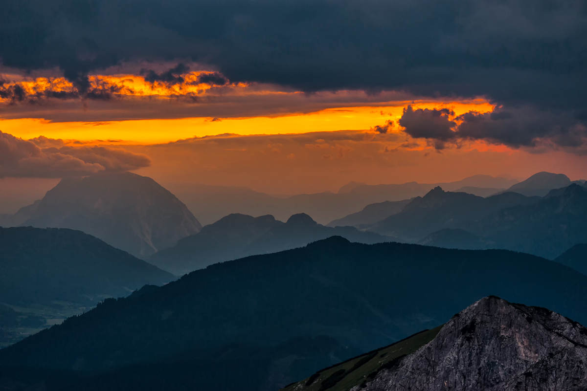 Ein Blick vom Admonter Kalbling zum Grimming bei Sonnenuntergang