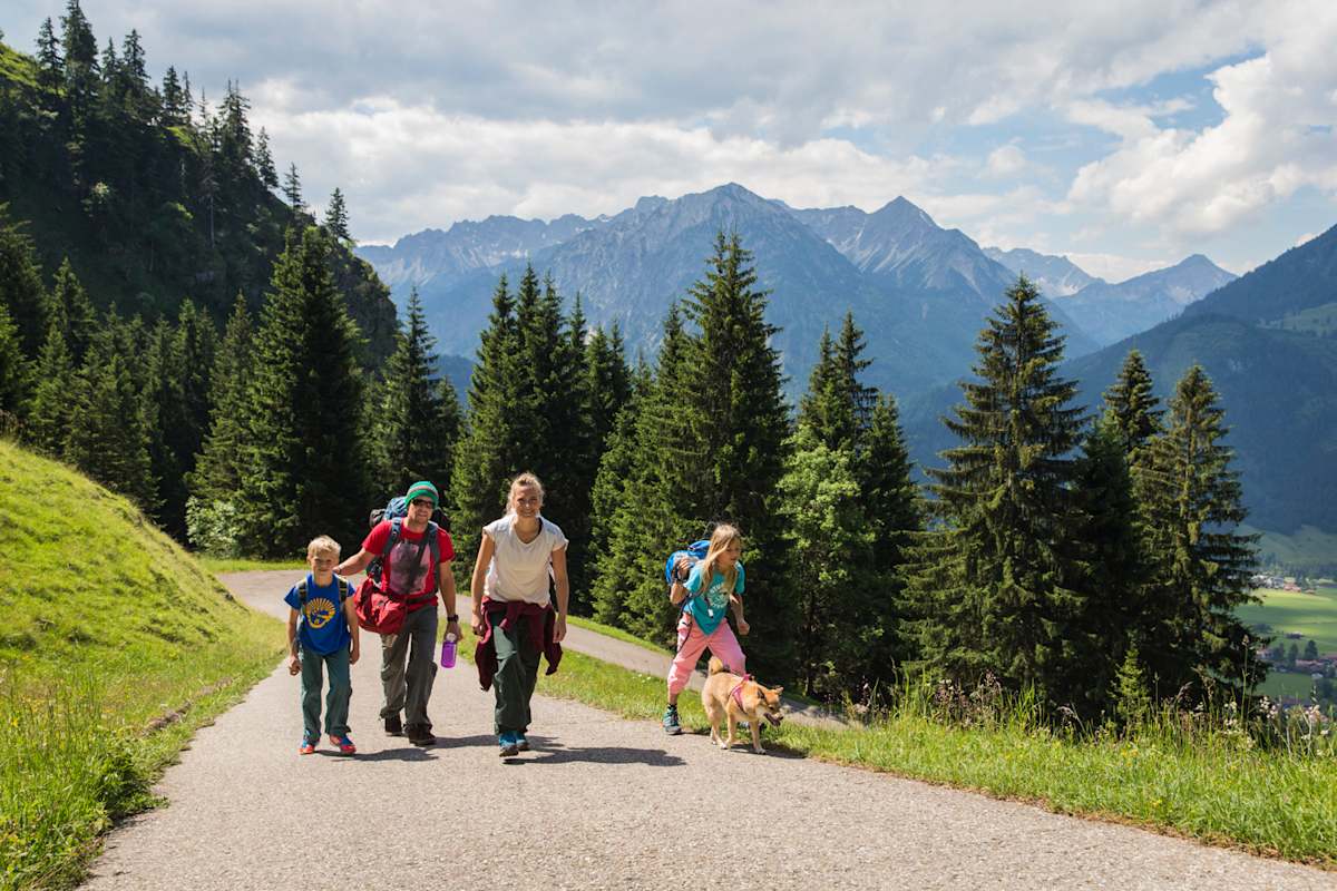 Familie beim Wandern