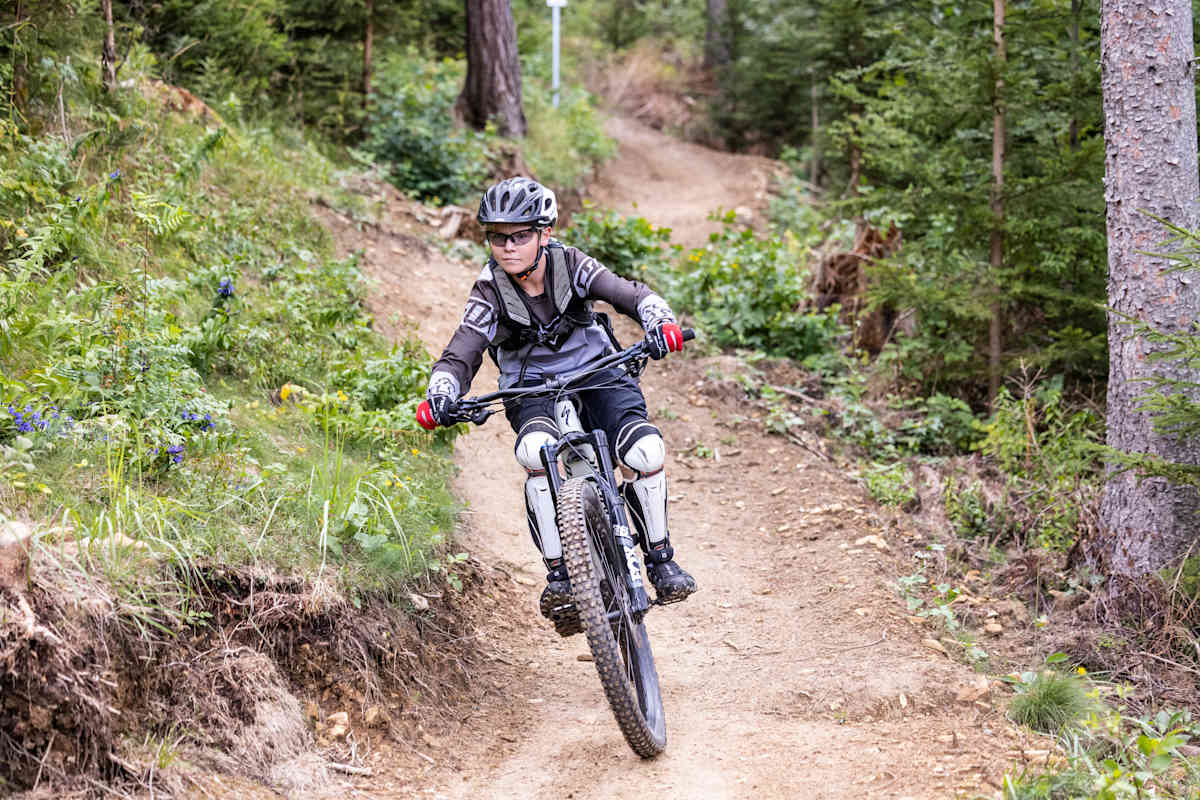 Mountainbiker auf Downhill-Trail im Wild