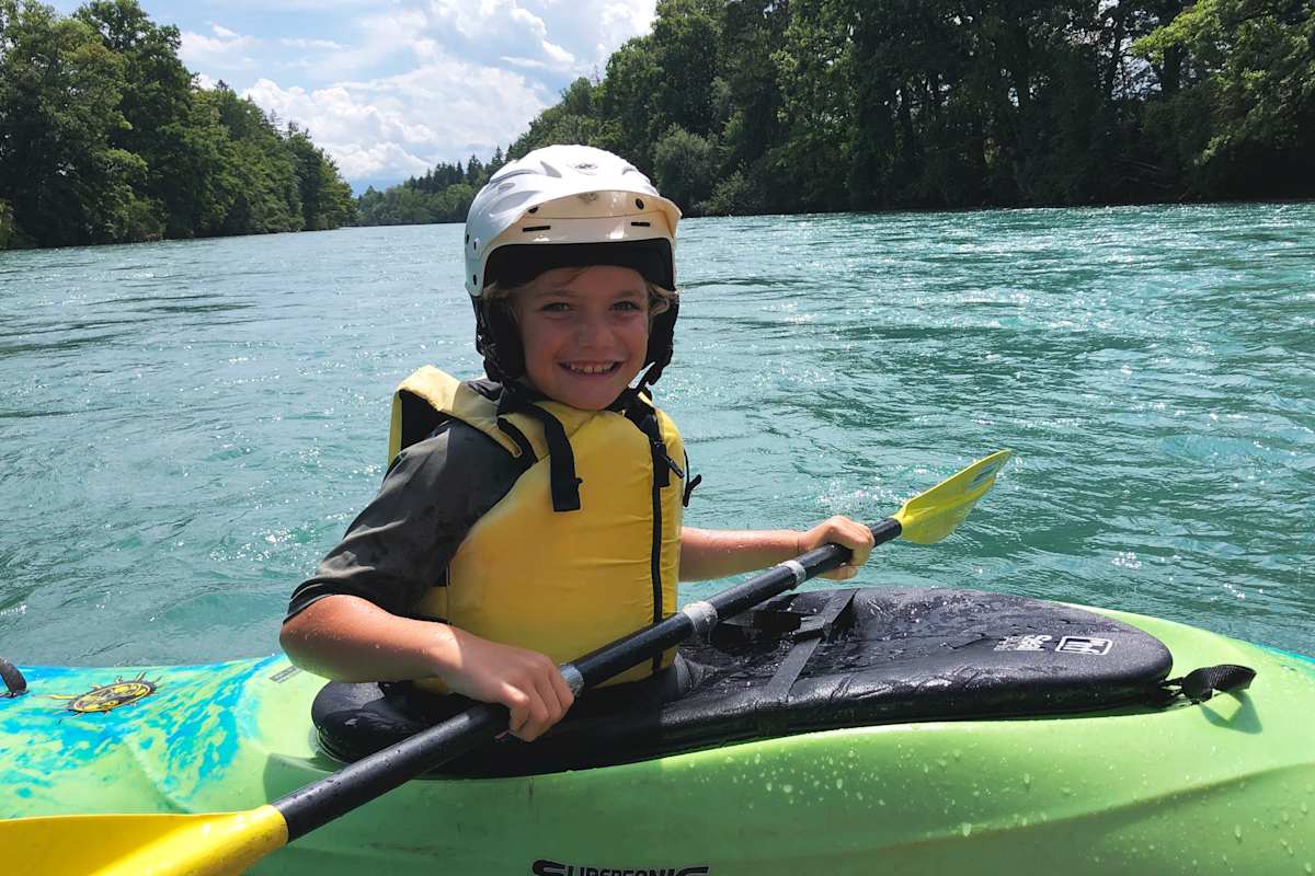Aareböötle – das befahren der Aare ist auch für Kinder geeignet. Achtung, es gilt Schwimmwestenpflicht