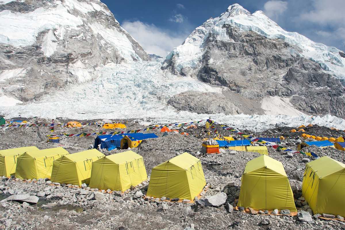 Teilnehmende der einwöchigen Expedition sollen mit dem Helikopter zum Everest-Basislager geflogen werden