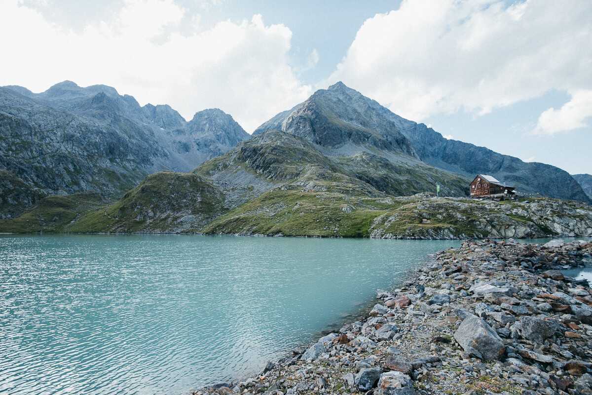 Die Adolf-Nossberger-Hütte am Gradensee in Kärnten.