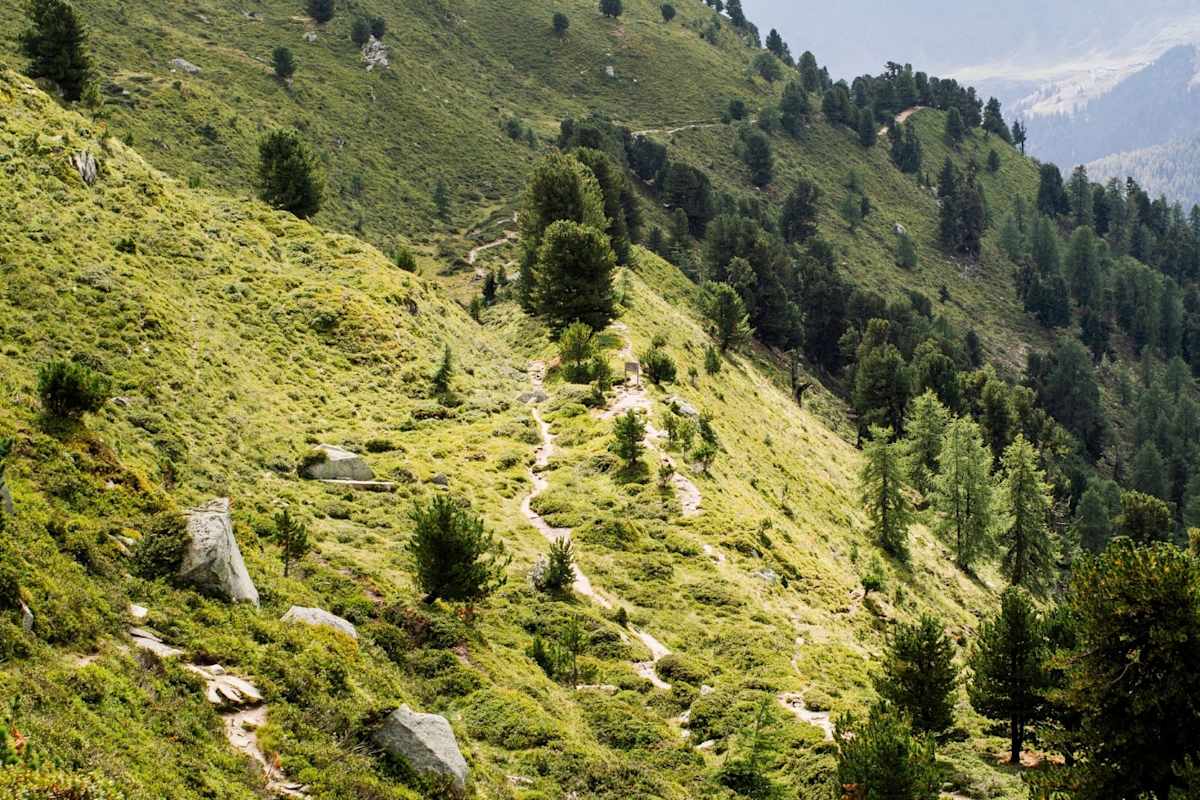 Die hügelige Berglandschaft.