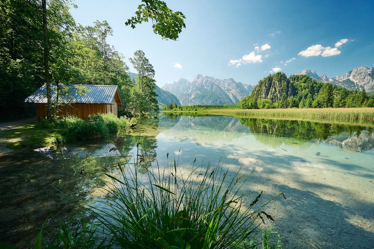 Der Almsee in Grünau mit Bootshaus und dem Toten Gebirge