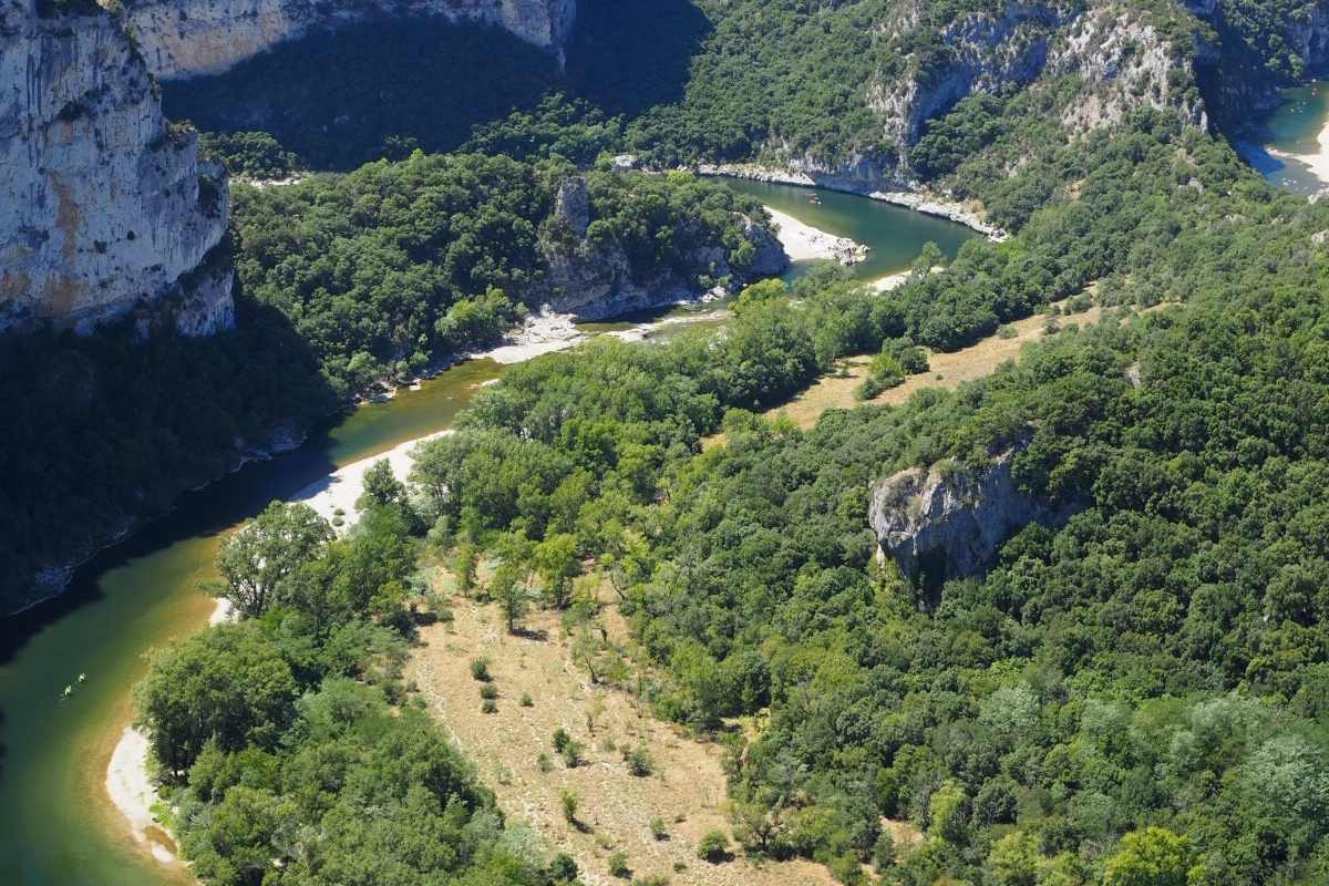 Obwohl es sich um eine sehr südlich gelegene Region handelt, , ist hier eine reiche Vegetation zu finden und eignet sich hervorragend für Wanderungen.