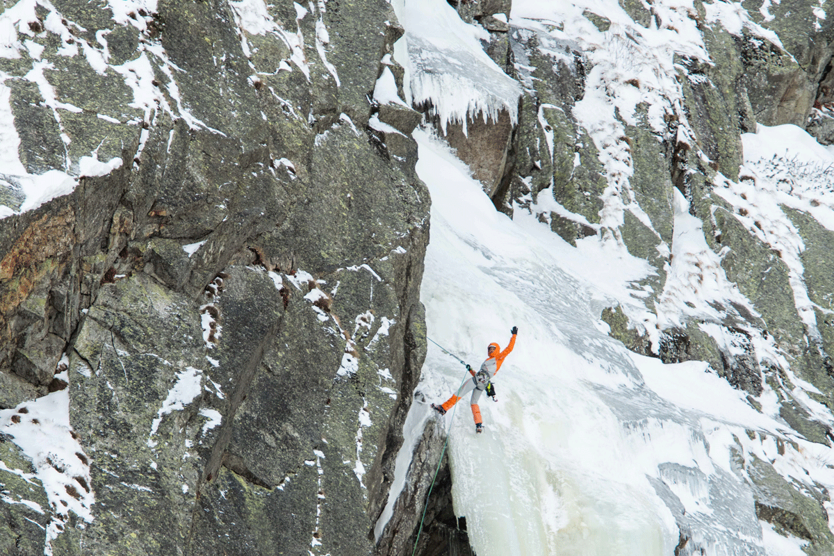 Dani Arnold auf seinem Weg durch das Eis der westlichen Schöllenenwand