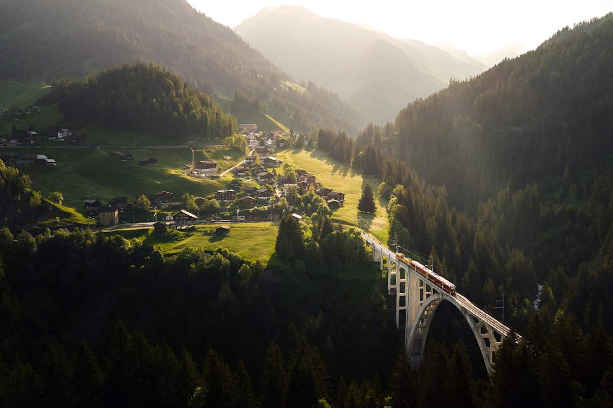 Ein Eisenbahnviadukt im Morgenlicht.