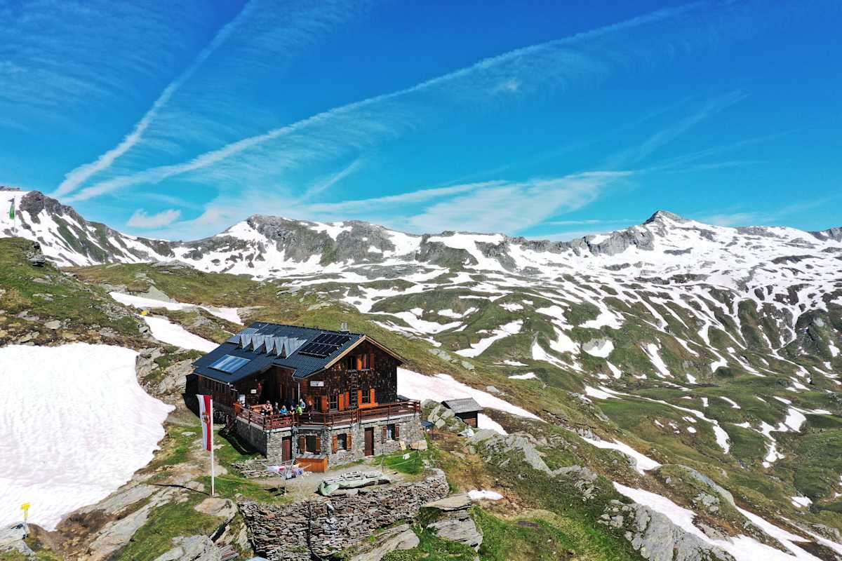 Badener Hütte in Osttirol - im Hintergrund die zum Teil noch schneebedeckten Berge