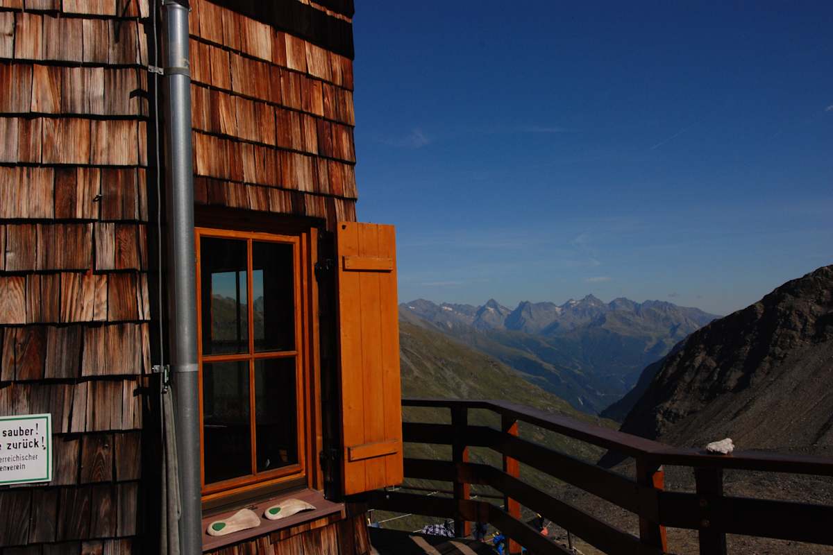 Blick seitlich vorbei von Badener Hütte in die Osttiroler Bergwelt, sanftes Licht