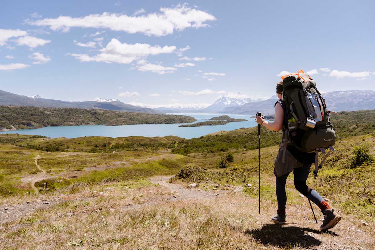 Wanderin mit großem Rucksack auf Fernwanderweg in Patagonien