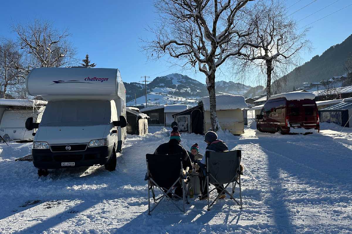 Auf dem Camping Vermeille im Berner Oberland übernachtet man direkt am Fuße des Skigebiets Gstaad.