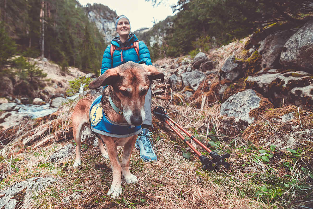 Mit ihrem treuen Begleiter, ihrem Hund Loui, erkundet die Alpinistin die schönsten Plätze der Welt und teilt ihre Abenteuer mit anderen.