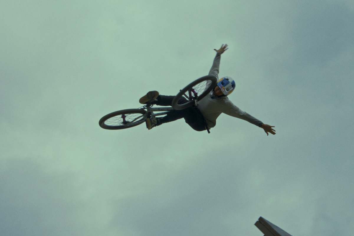 Ein Mann macht einen Stunt mit seinem Fahrrad in der Luft.