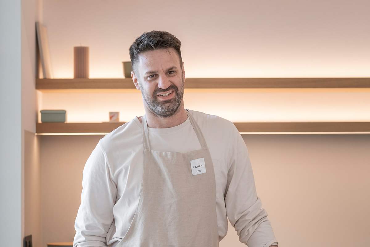 Der Koch und Foodblogger Marcello Chello lehnt an einer Kücheninsel.