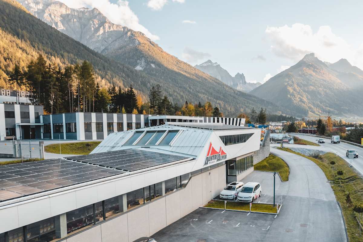Mit der Photovoltaikanlage auf dem Dach der Produktions- und Vertriebsgebäude in Fulpmes kann ein Drittel des gesamten Energiebedarfs gedeckt werden.