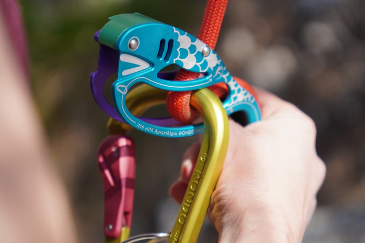 Unter Sportkletterern ist der Fish eine Legende: Das halbautomatische Sicherungsgerät kann sowohl zum Sichern als auch zum Abseilen verwendet werden.