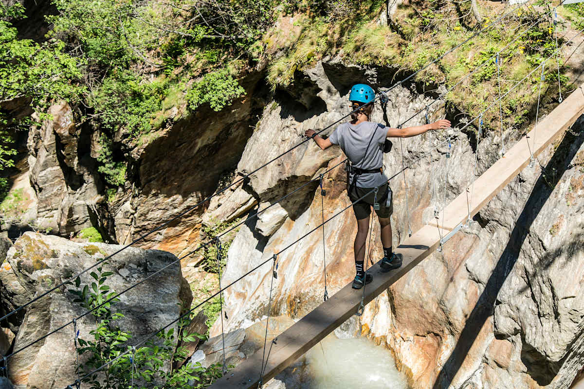 Eine Frau geht über der Feeschlucht.