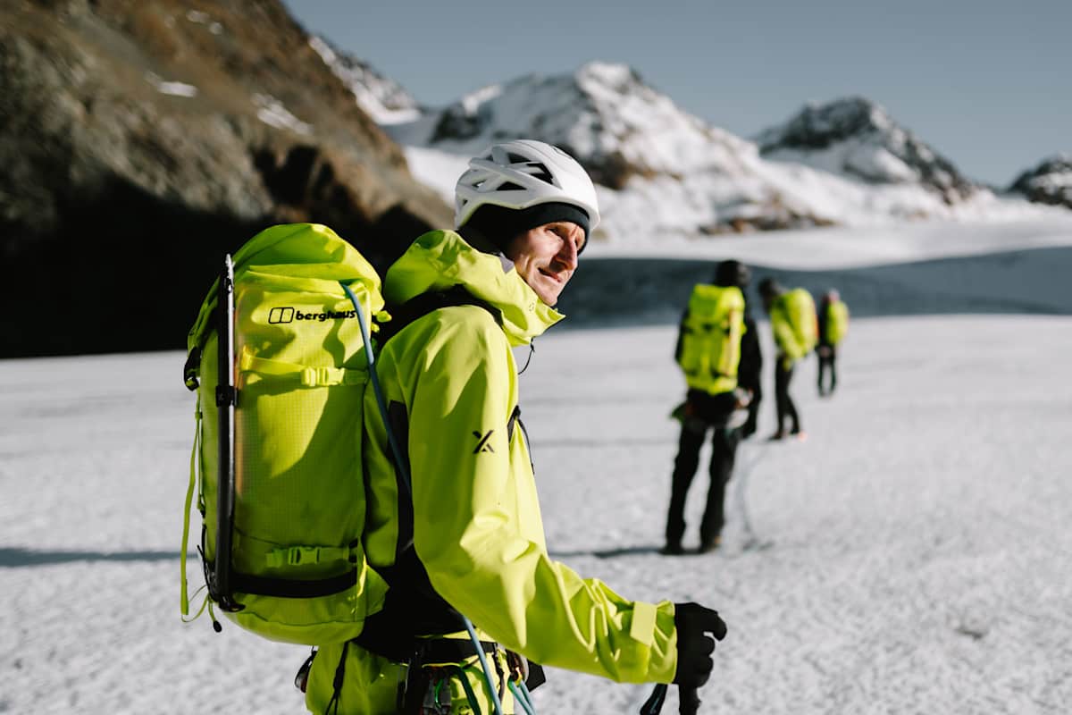 Bergwelten Hochtour Rucksack richtig packen Gletscher Pickel