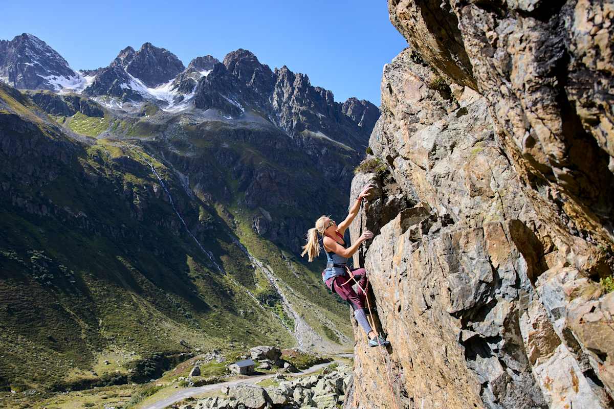 Eine Frau klettert eine Route im Jamtal.