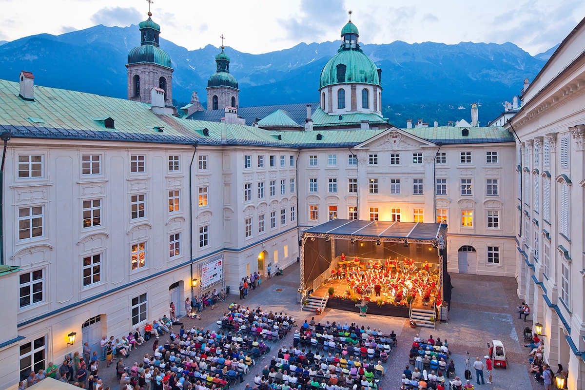 Klang trifft Kulisse – die Innsbrucker Promenadenkonzerte verbinden Musik in höchster Qualität mit einzigartiger Atmosphäre.