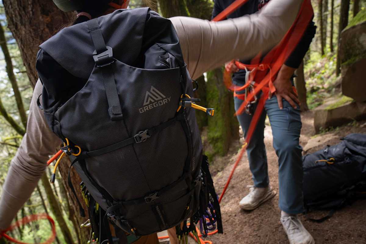 Eine Frau trägt den Alpinisto 30 von Gregory.
