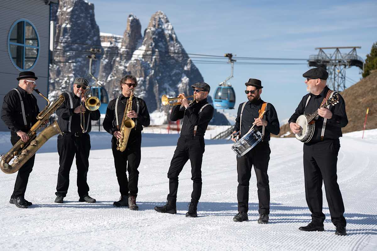 Bands aus dem Alpenraum in der Dolomitenregion Seiser Alm sorgen beim Swing on Snow Winter Music Festival von früh bis spät für gute Stimmung.