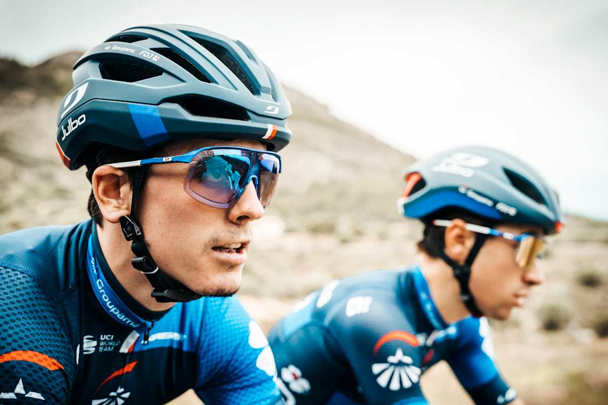 Julbo-Athlet und Rennradprofi David Gaudu setzt bei der Tour de France auf eine Sonnenbrille mit Direktverglasung. Besonders schätzt er den hohen Tragekomfort, die gute Belüftung und die maximale Funktion.
