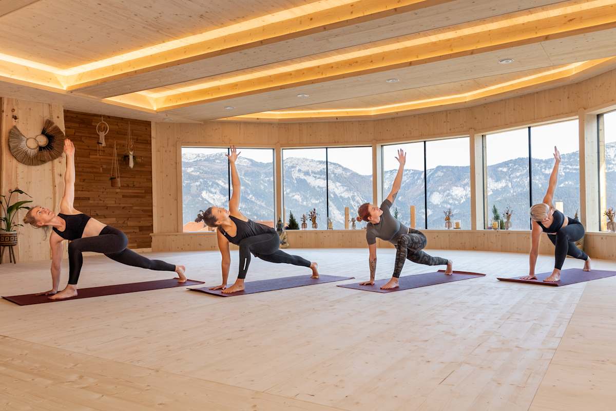 4 Frauen machen Yoga im Hotel Höflehner