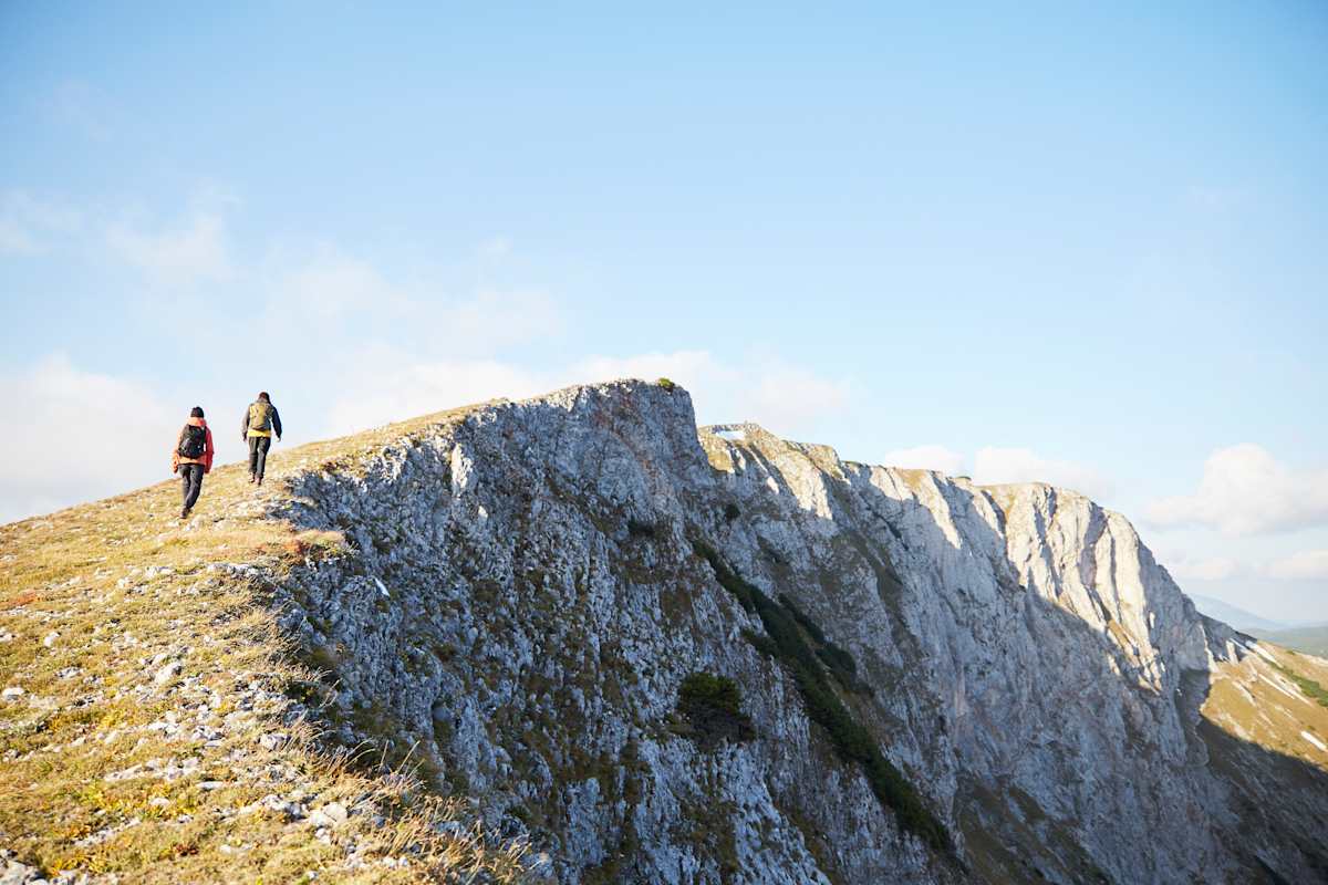 Zwei Wanderer gehen über das herbstliche Raxplateau