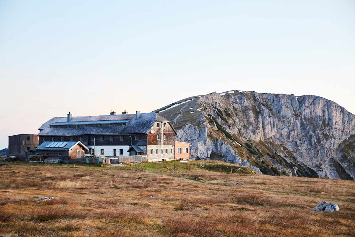 Blick auf die Karl-Ludwig-Hütte am Raxplateau, herbstliche Stimmung