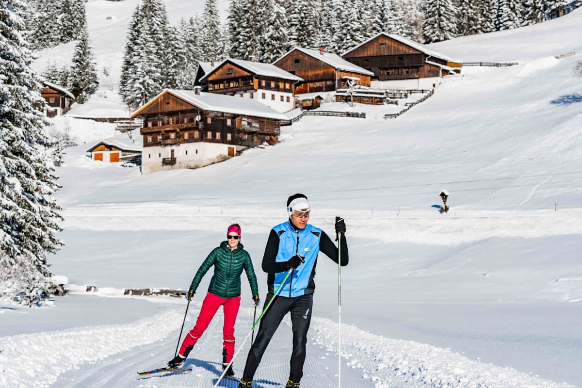 Die alten Bauernhäuser bei Obertilliach sind auf der Leitertalrunde ständige Begleiter.