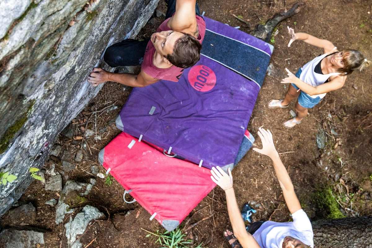 Ein Sportler klettert auf einem Felsen.