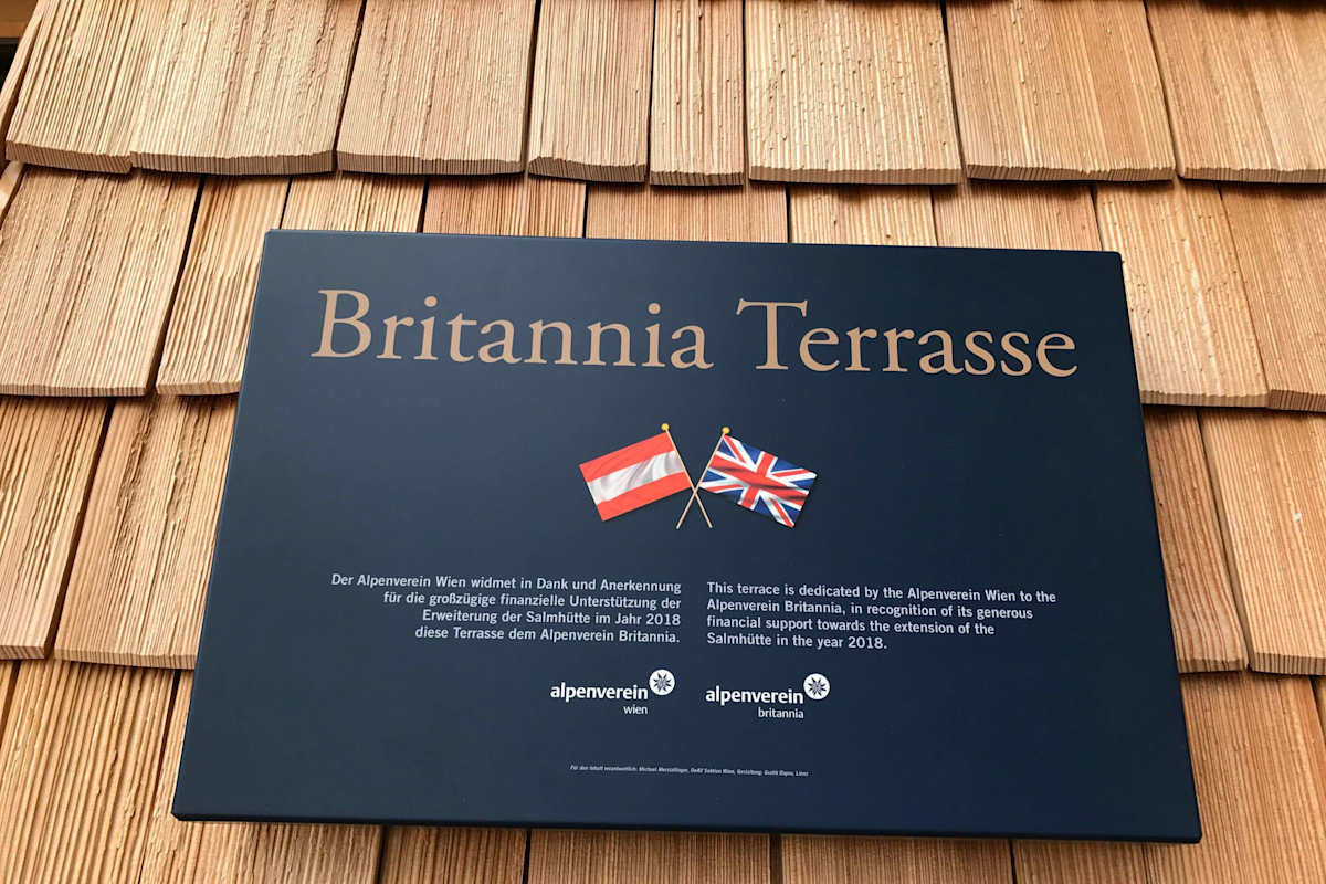 Eine Tafel auf der neuen Terrasse erinnert an die großzügige Spende der Sektion Britannia.