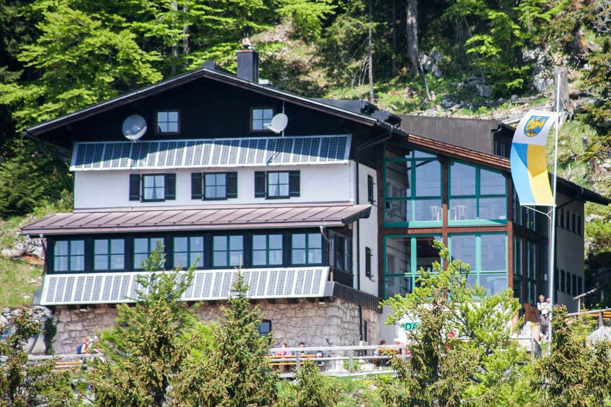 Das Brünnsteinhaus liegt oberhalb von Oberaudorf in Bayern.